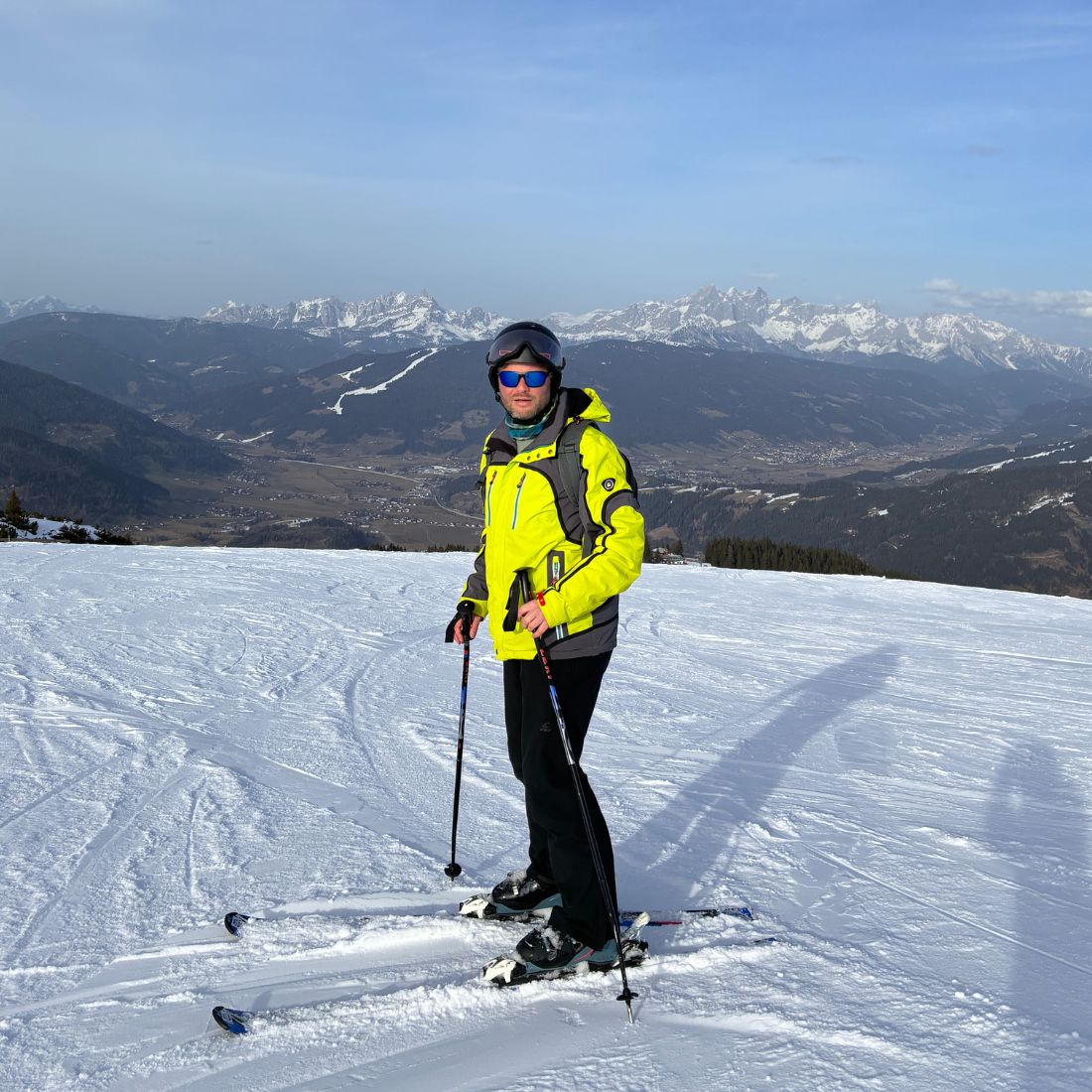Ich bin gerne in der Natur unterwegs und im Winter am liebsten auf Skiern. Als „Winter“ muss ich diese Jahreszeit einfach lieben. Die Berge, der Schnee und die Freude an der Bewegung sind für mich der perfekte Ausgleich.