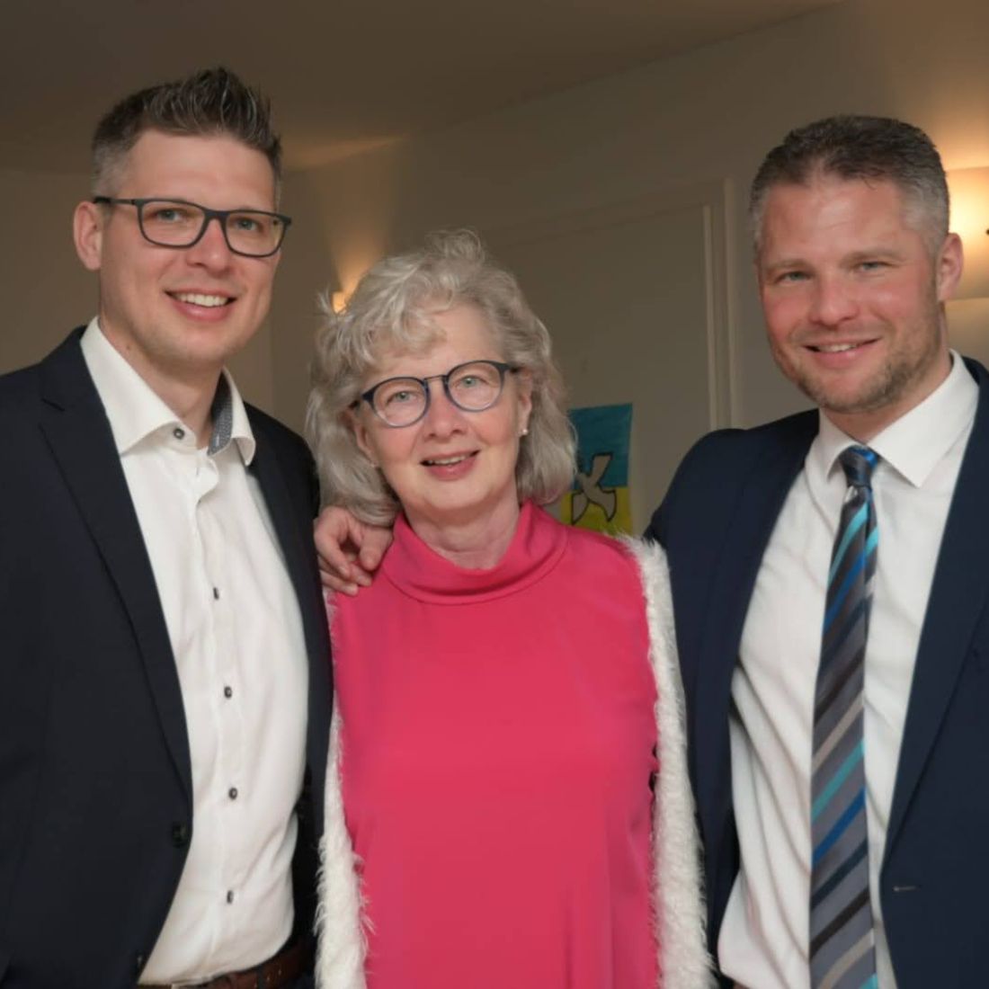 Was mich geprägt hat, sind die Menschen, die mich auf meinem Weg begleiten. In meinem Leben waren dies inbesondere meine Mutter und mein Bruder. Familie bedeutet für mich Zusammenhalt, Vertrauen und füreinander da zu sein. Werte, die ich auch in meine Verantwortung für unsere Gemeinde einbringen möchte.