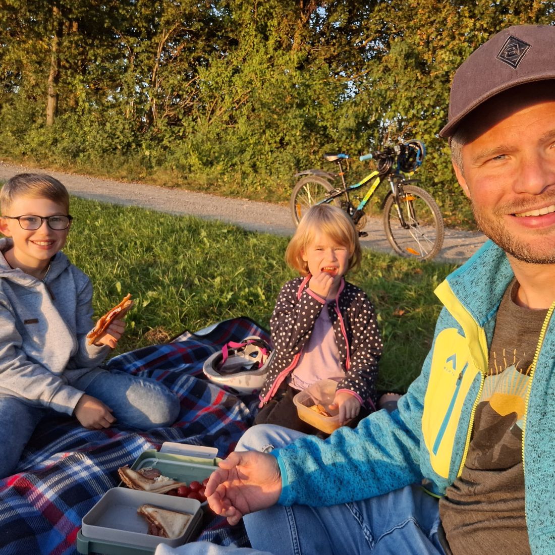 Mit dem Fahrrad unterwegs, gemeinsam mit den Kindern eine Pause im Grünen - genau diese Momente machen das Leben und unsere Gemeinde lebenswert. Dafür möchte ich mich als Bürgermeisterkandidat einsetzen: für Familien, Lebensqualität und eine gute Zukunft.
