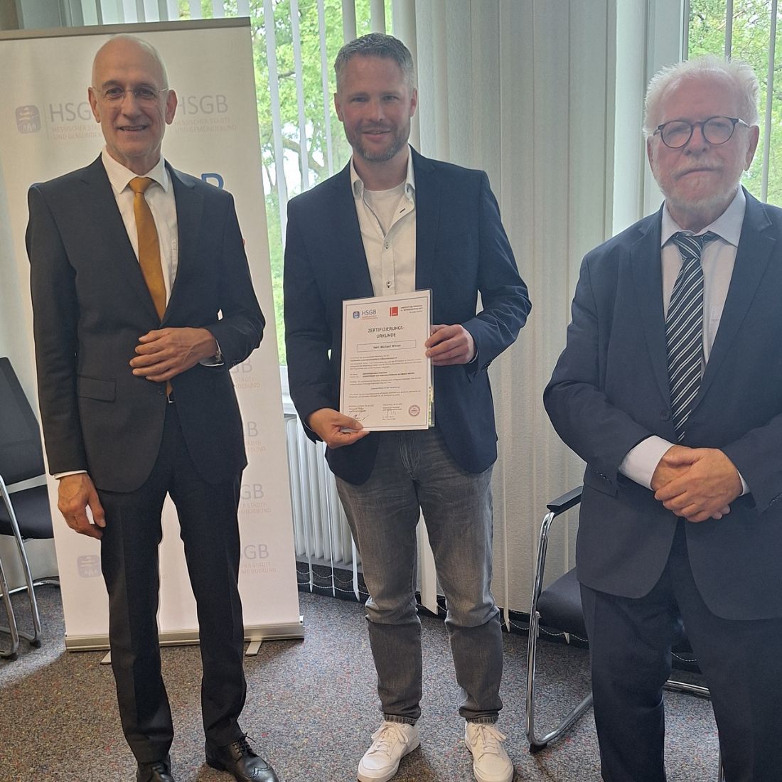 Die erfolgreich absolvierte Fortbildung im Führungsnachwuchskräfteprogramm des Hessischen Städte- und Gemeindebundes war für mich ein wichtiger Schritt in meiner persönlichen und beruflichen Entwicklung. Die dabei gewonnenen Kenntnisse und Erfahrungen möchte ich künftig einbringen, um unsere Gemeinde engagiert und zukunftsorientiert weiterzuentwickeln.