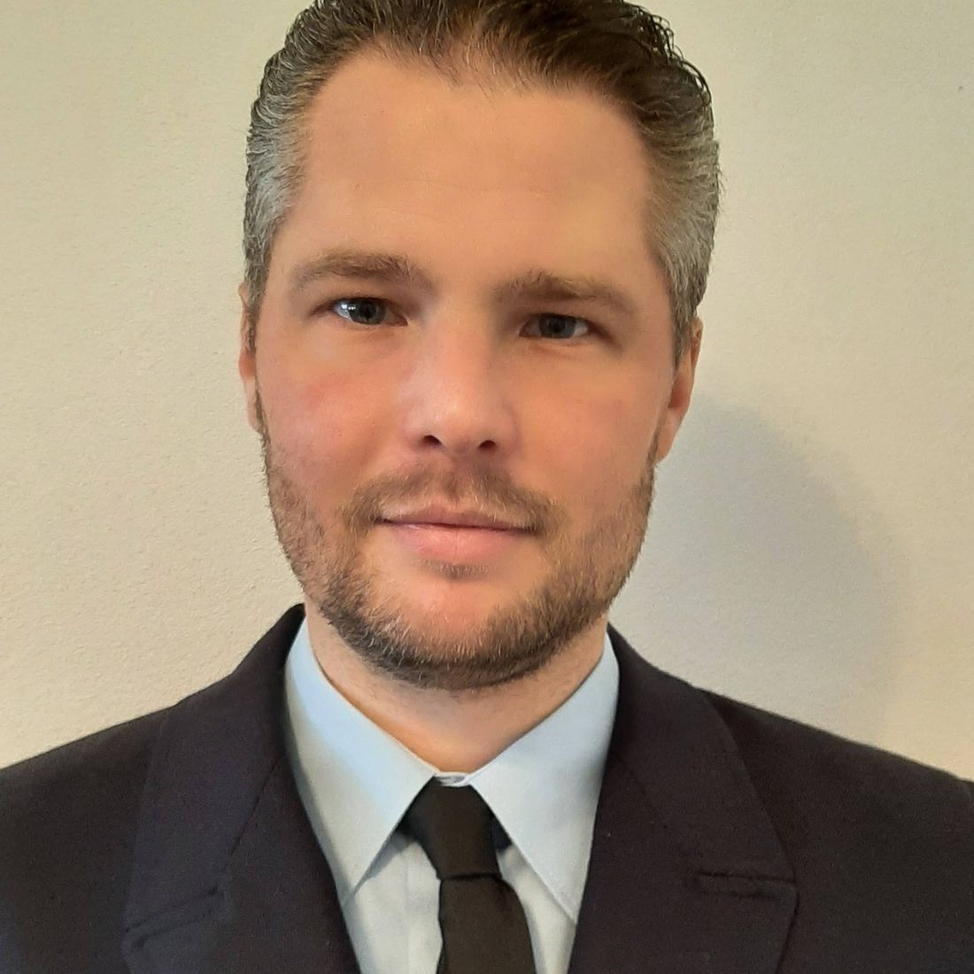 Feuerwehr heißt für mich: Verantwortung übernehmen und füreinander einstehen. Dieses Engagement als Jugendfeuerwehrwart und aktives Feuerwehrmitglied prägt mich bis heute – und auch meine Kandidatur.