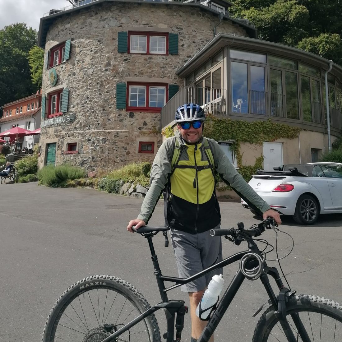 Auf dem Mountainbike rund um das Fuldaer Haus gilt für mich: Wer vorankommen will, muss auch mal den anstrengen Anstieg wagen. Diese Haltung möchte ich auch zukünftig einbringen – mit Tatkraft, Ausdauer und Zuversicht möchte ich gemeinsam mit den Menschen vor Ort Herausforderungen anpacken und neue Ideen entwickeln.